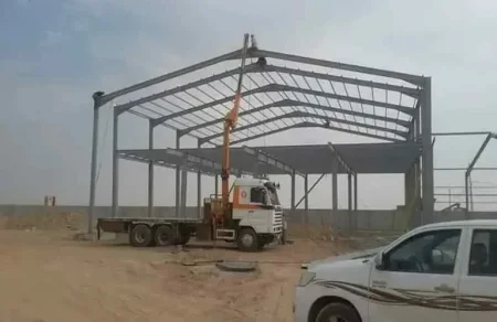 حداد لتركيب هناجر في المدينة المنورة